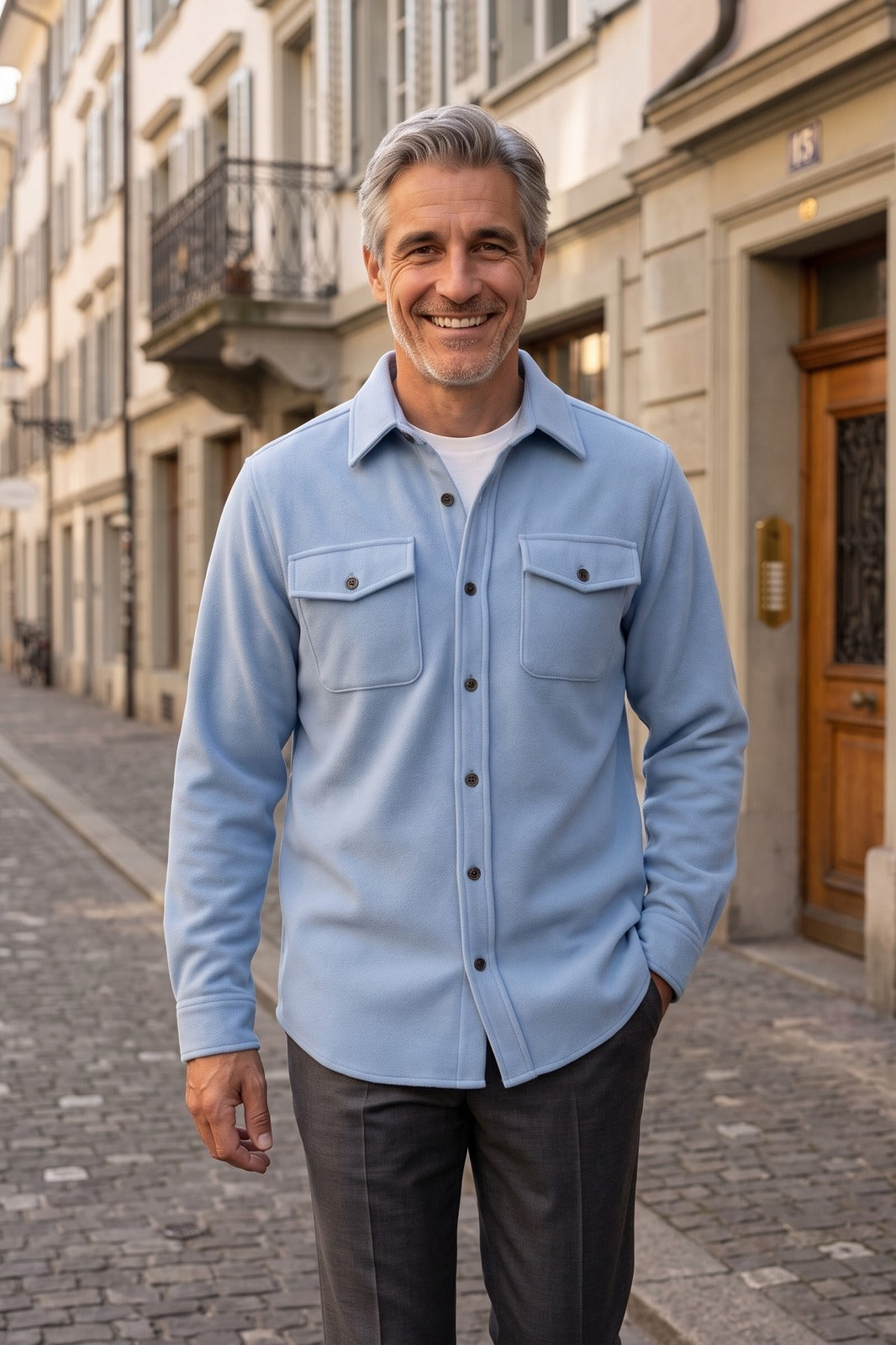 Herren Overshirt | Gerader Schnitt — Blue — lifestyle — am Modell