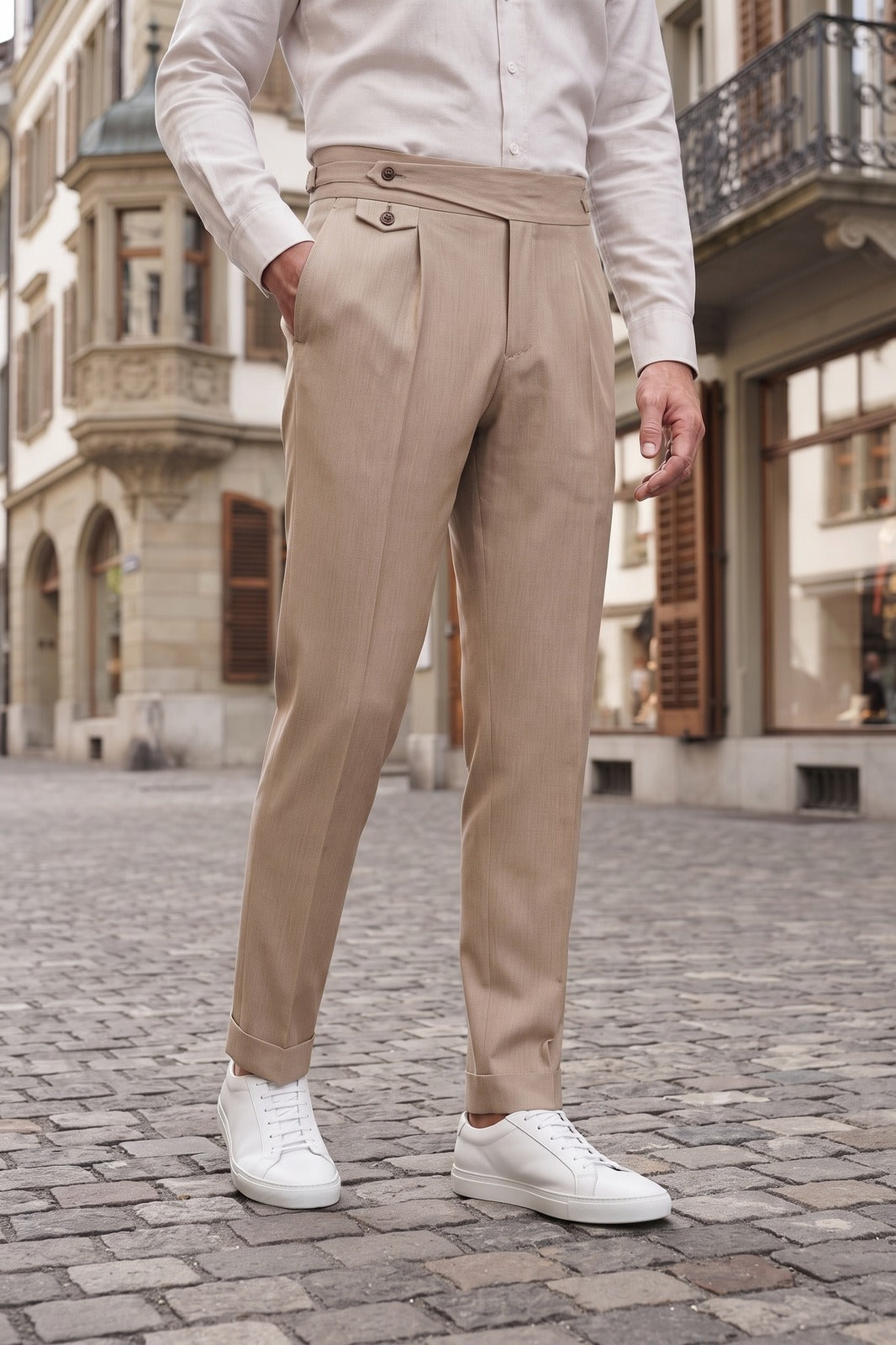Herren Schmale Anzughose | Hoher Bund — Beige — lifestyle — am Modell