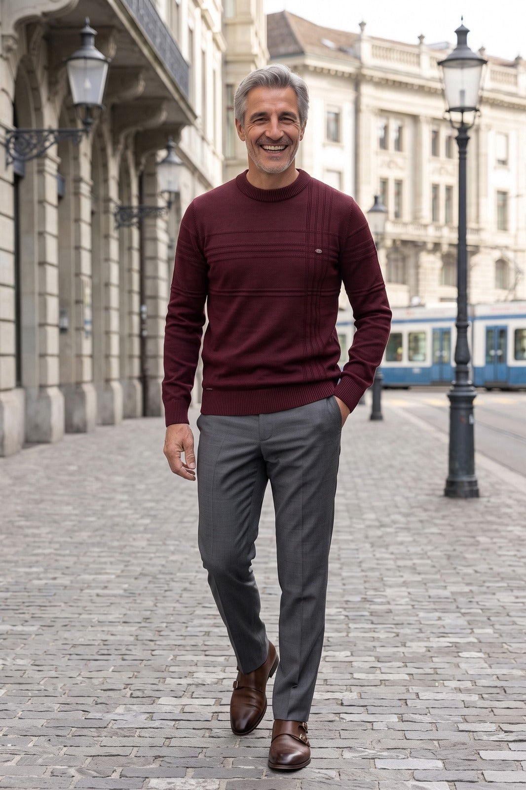 Herren Strickpullover | Gerippter Rundhals — Red — lifestyle — am Modell