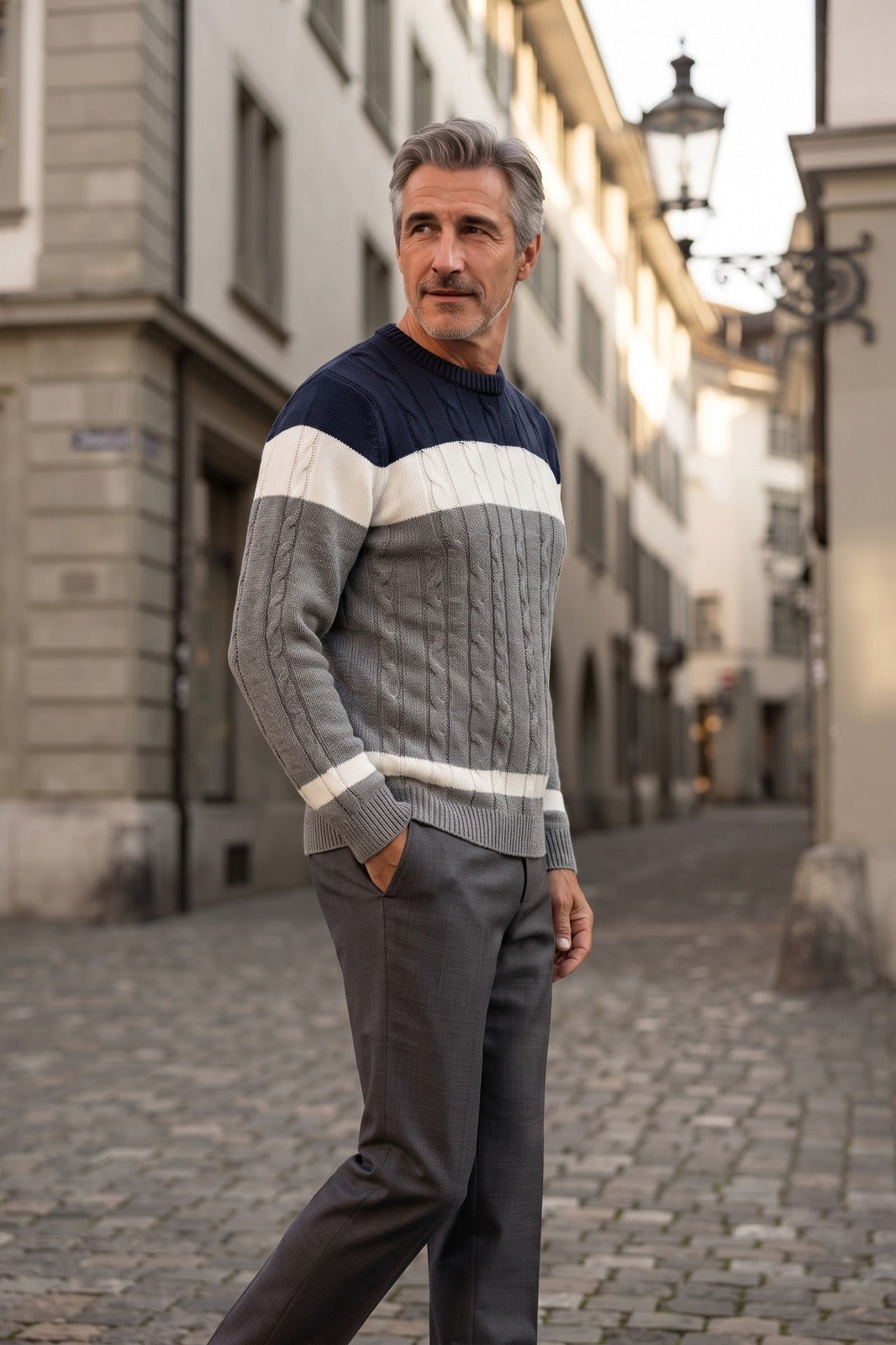 Herren Zopfmuster Pullover | Rundhals — Grey — lifestyle — am Modell