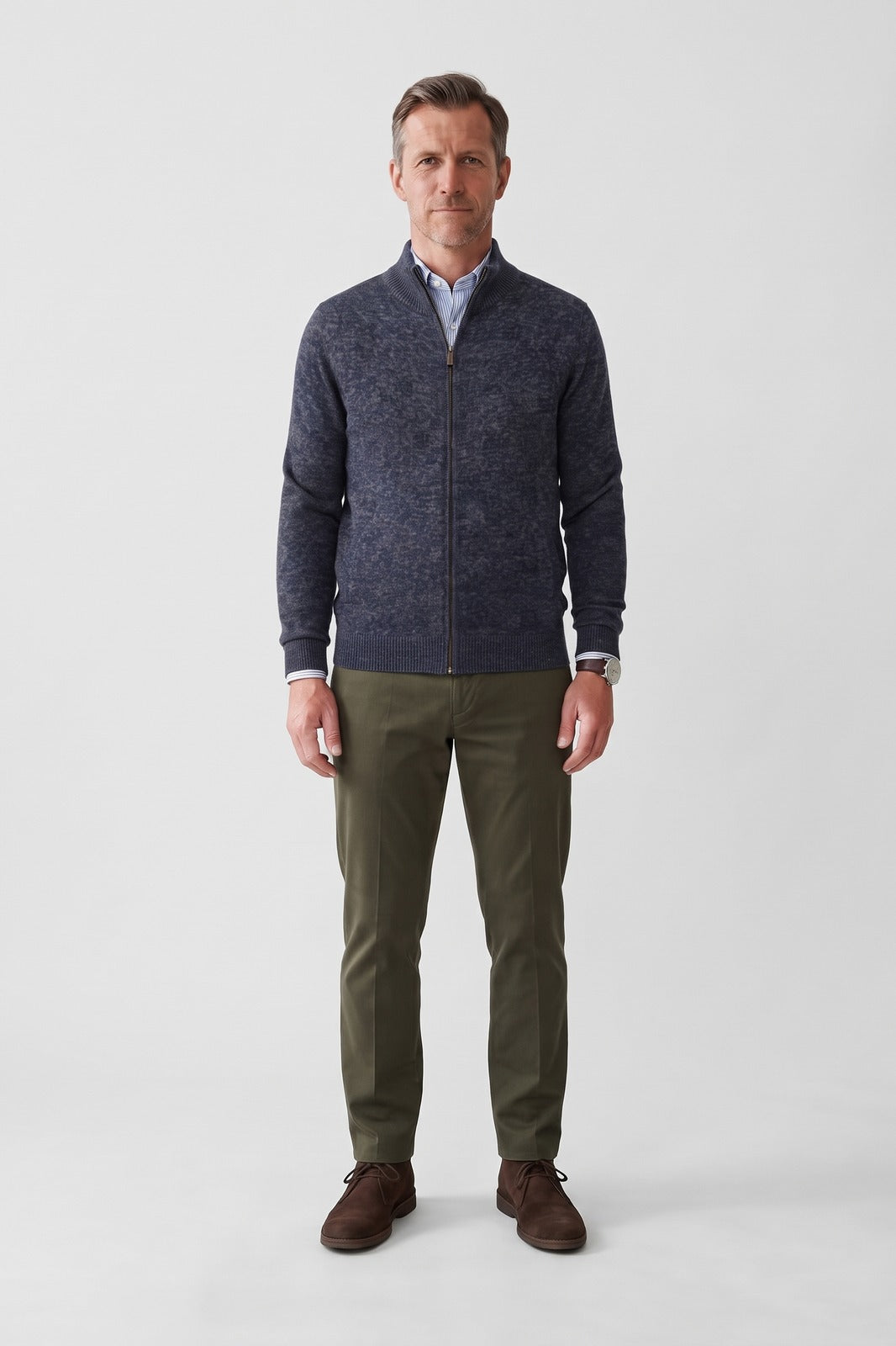 Herren Strickjacke | Stehkragen — Marineblau — Vorderansicht — am Modell