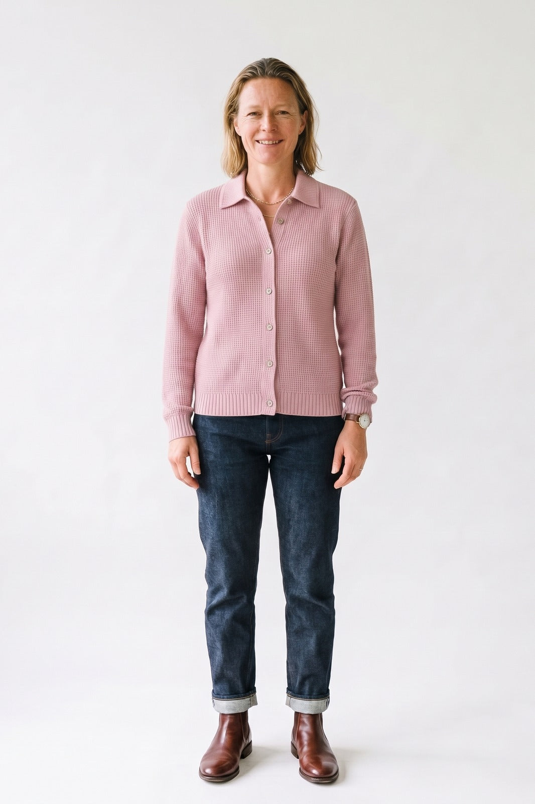 Damen Strickjacke | Lockere Passform — Rosa — Vorderansicht — am Modell