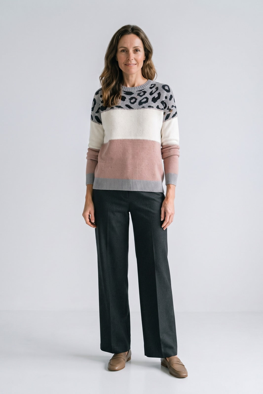 Damen Strickpullover | Farbblock-Design — Rosa — Vorderansicht — am Modell