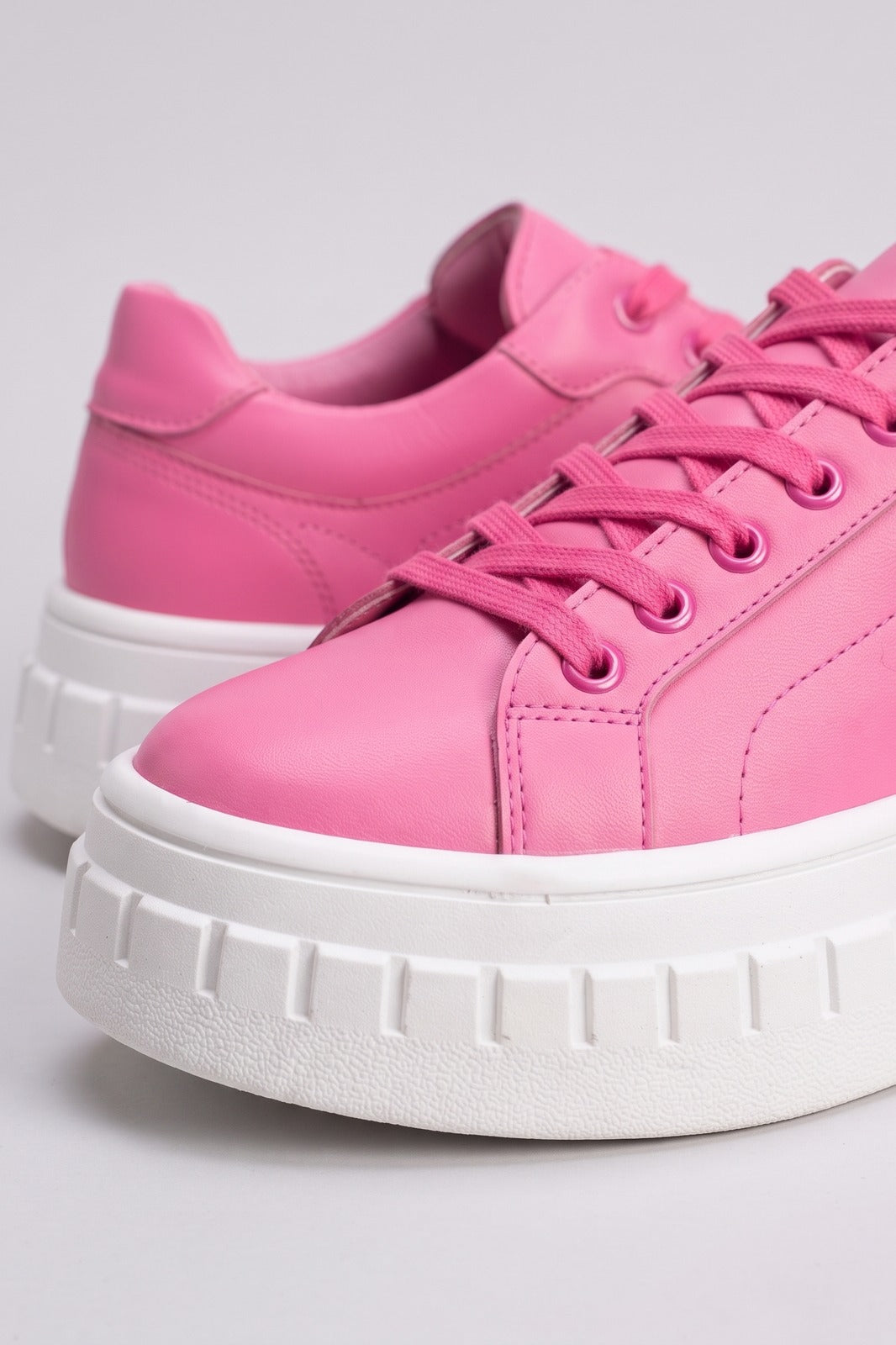 Damen Plateau-Sneaker | Schnürung — Rosa — shoe_detail — am Modell