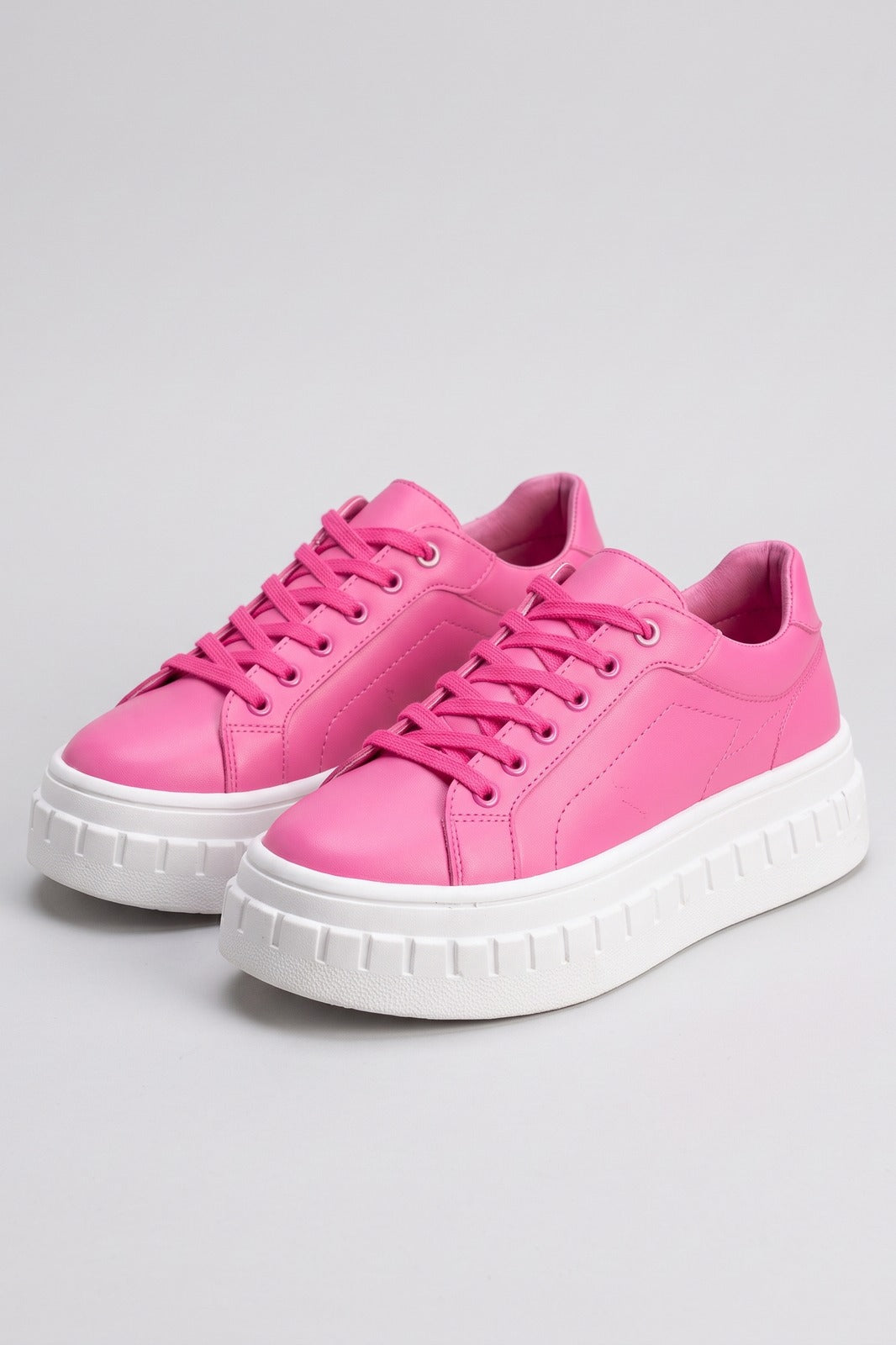 Damen Plateau-Sneaker | Schnürung — Rosa — shoe_main — am Modell