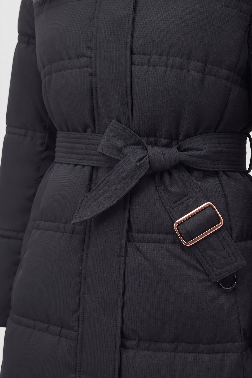 Damen Steppmantel Lang | Mit Kapuze — Schwarz-Weiß — Detailaufnahme — am Modell
