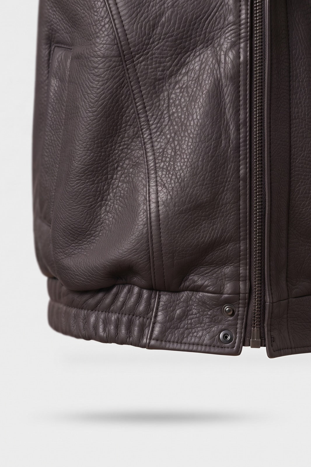 Herren Oversized Bikerjacke | Reverskragen — Schwarz — Detailaufnahme — am Modell