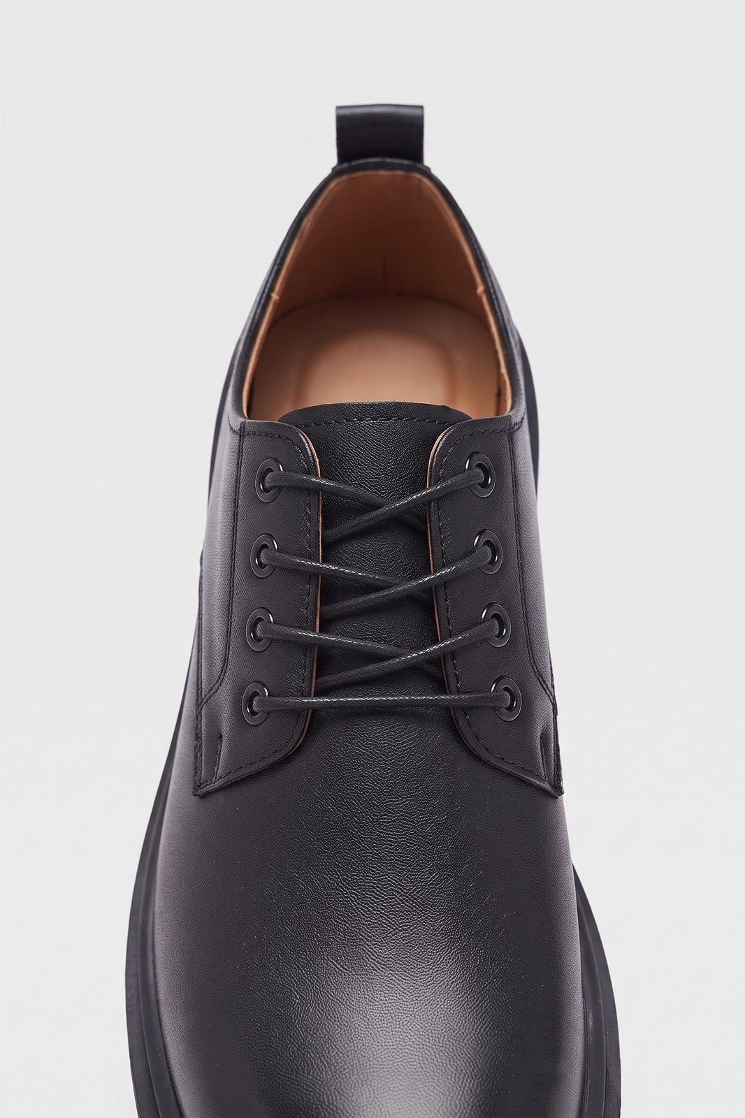 Herren Derbies mit Plateausohle | Rund — Schwarz — Detailaufnahme — am Modell