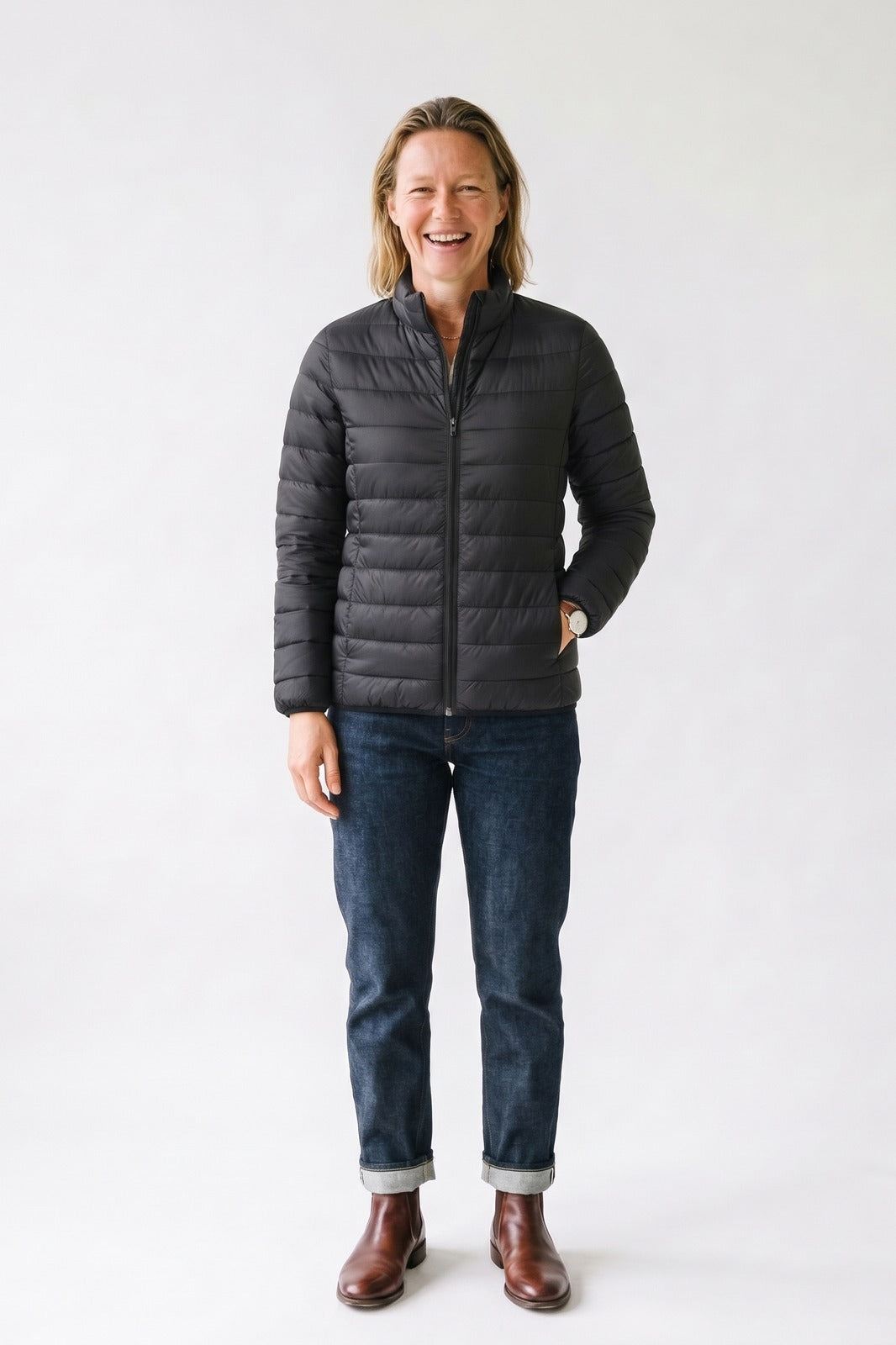 Damen Steppjacke | Schmale Passform — Schwarz — Vorderansicht — am Modell