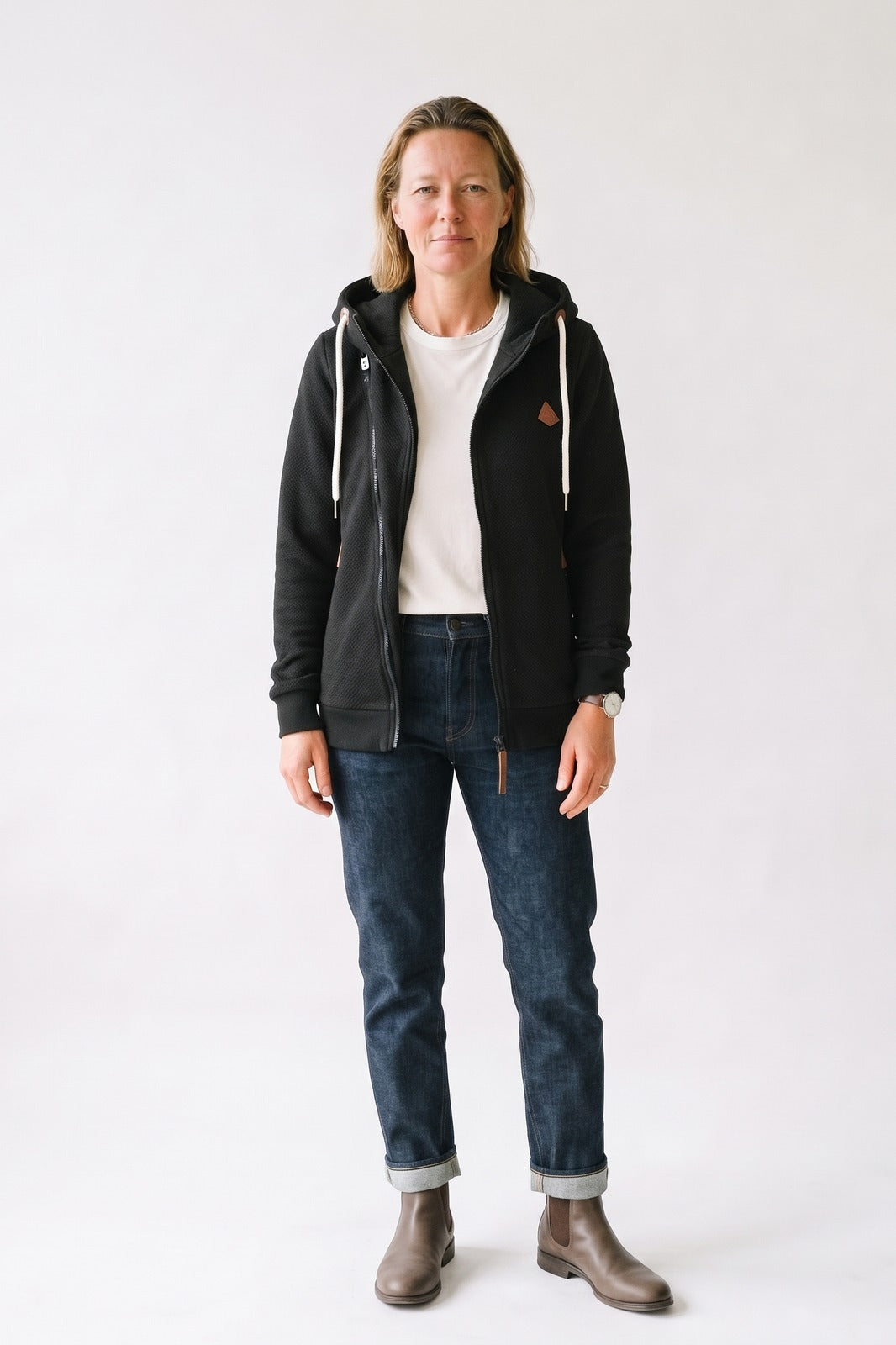 Damen Kapuzenjacke | Asymmetrischer Zip — Schwarz — Vorderansicht — am Modell