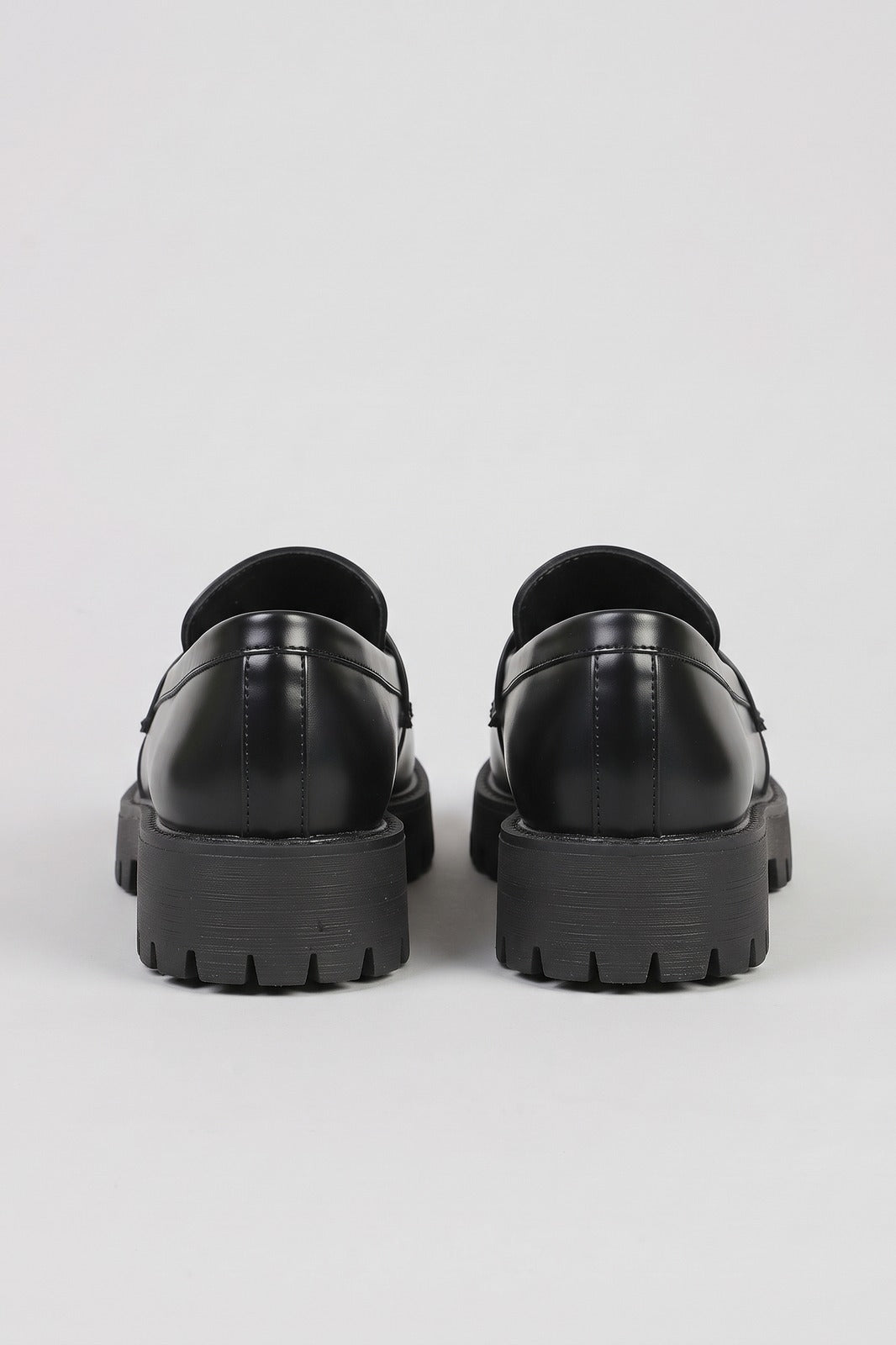Damen Plateau Loafer | Runde Zehenpartie — Schwarz — shoe_back — am Modell