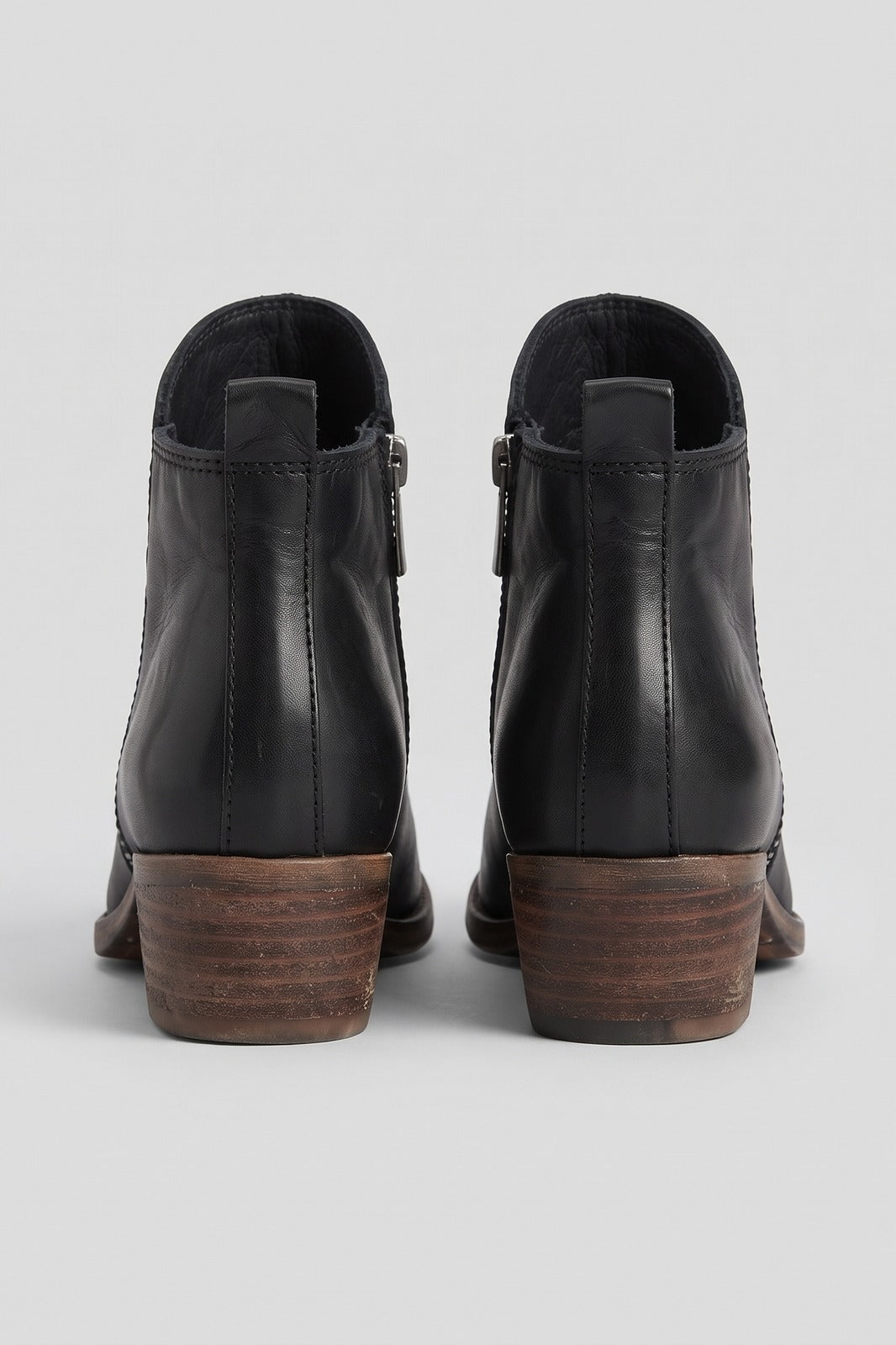 Damen Ankle Boots | Blockabsatz — Schwarz — shoe_back — am Modell
