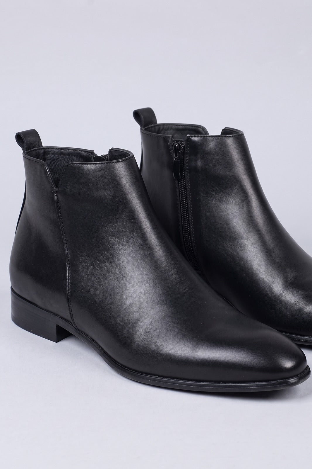 Herren Chelsea Boots | Schmaler Schnitt — Schwarz — shoe_detail — am Modell