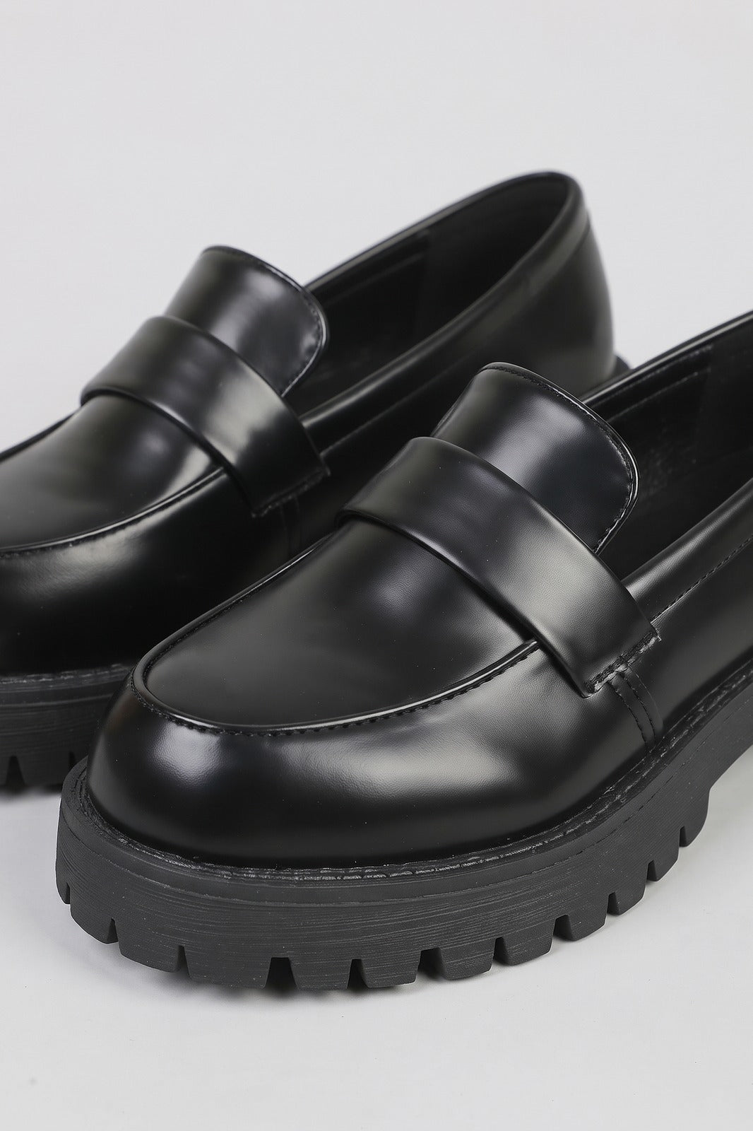 Damen Plateau Loafer | Runde Zehenpartie — Schwarz — shoe_detail — am Modell