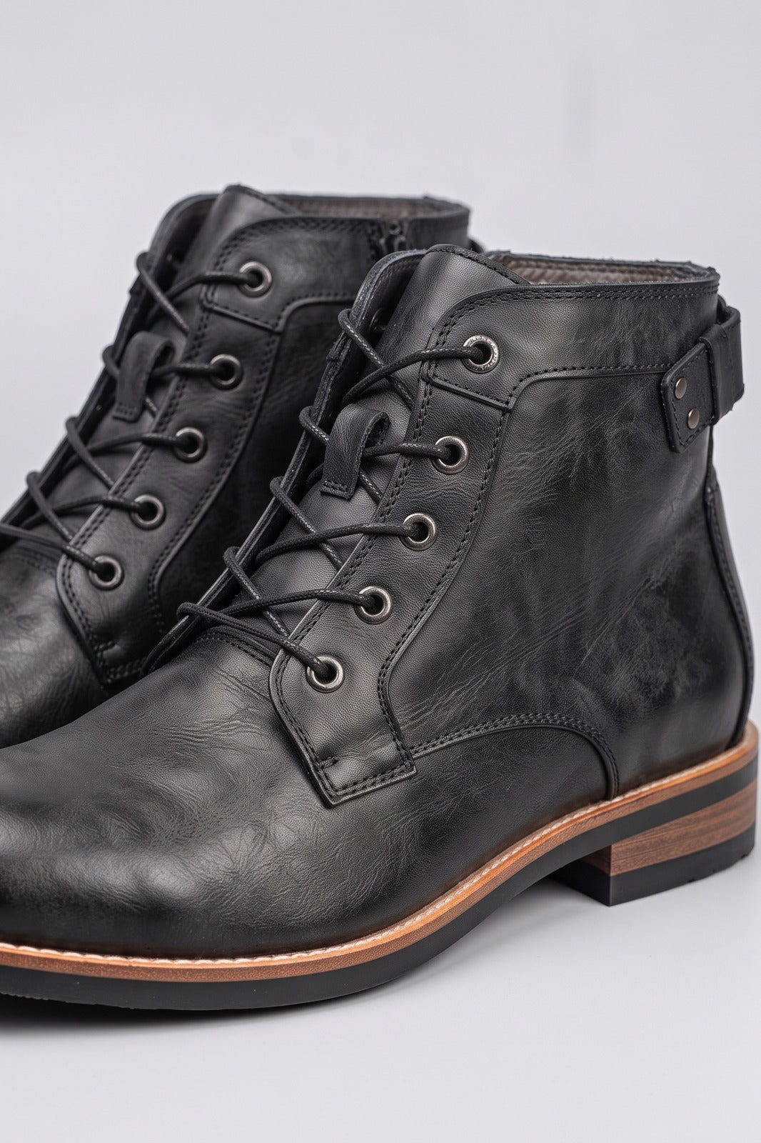 Herren Schnürstiefel | Vintage-Casual — Schwarz — shoe_detail — am Modell