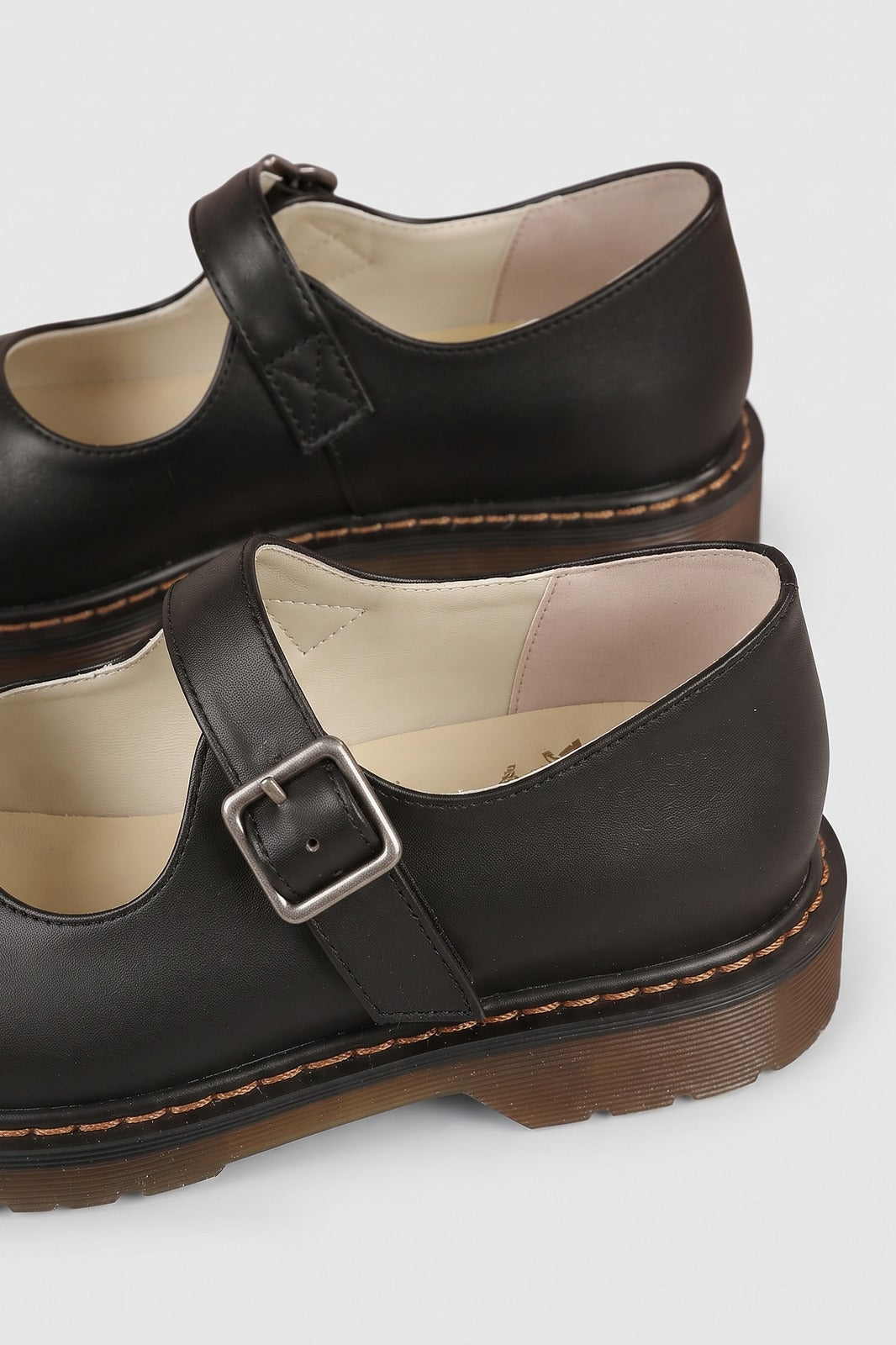 Damen Riemen Mary-Jane-Schuhe | Klassisch — Schwarz — shoe_detail — am Modell