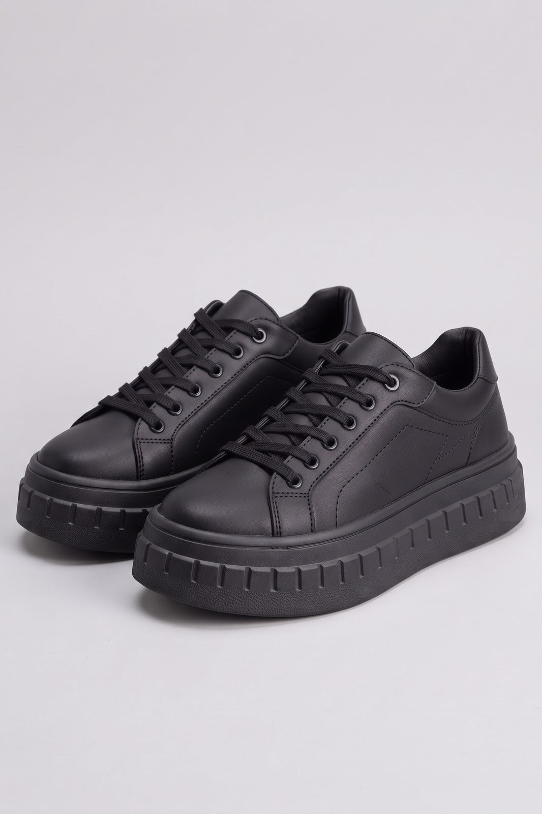 Damen Plateau-Sneaker | Schnürung — Schwarz — shoe_main — am Modell
