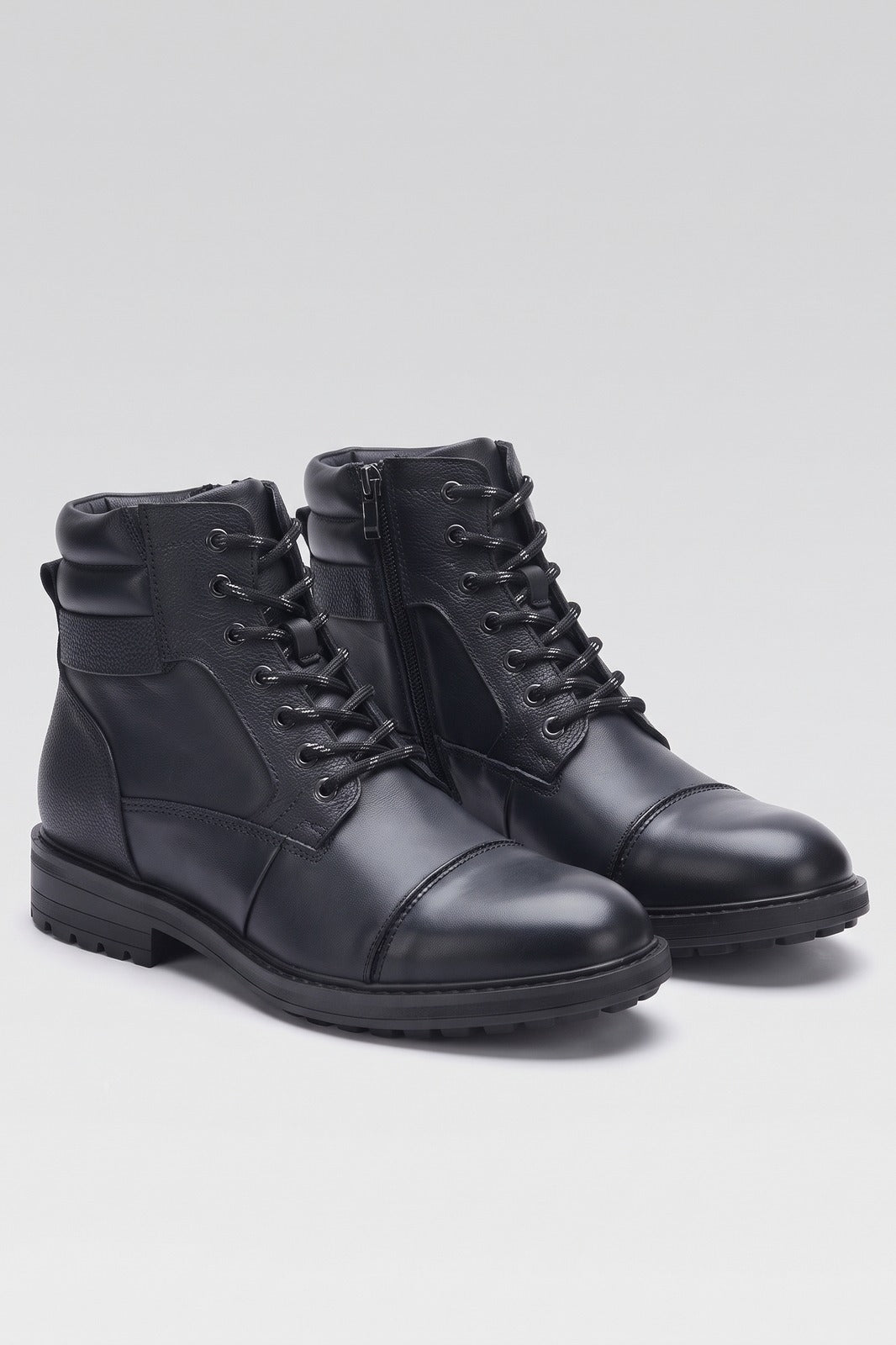 Herren Schnürstiefel | Mit Reissverschluss — Schwarz — shoe_main — am Modell