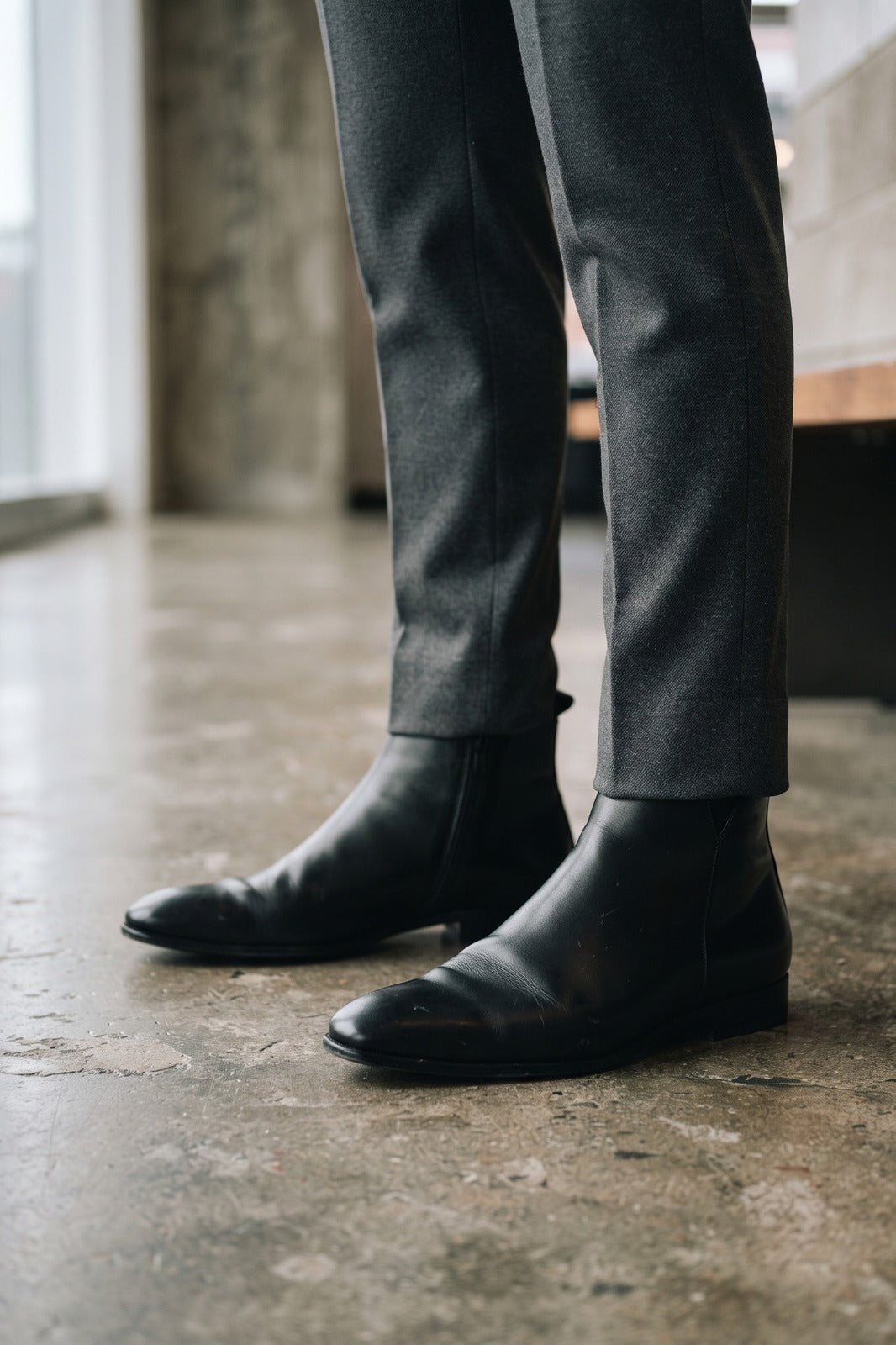 Herren Chelsea Boots | Schmaler Schnitt — Schwarz — shoe_worn — am Modell