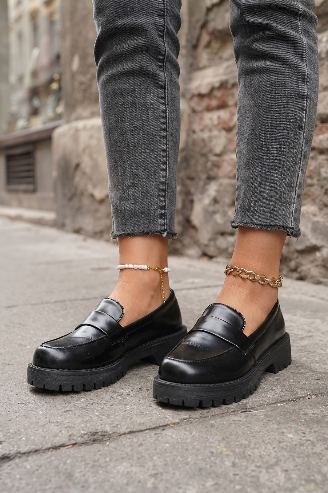 Damen Plateau Loafer | Runde Zehenpartie — Schwarz — shoe_worn — am Modell