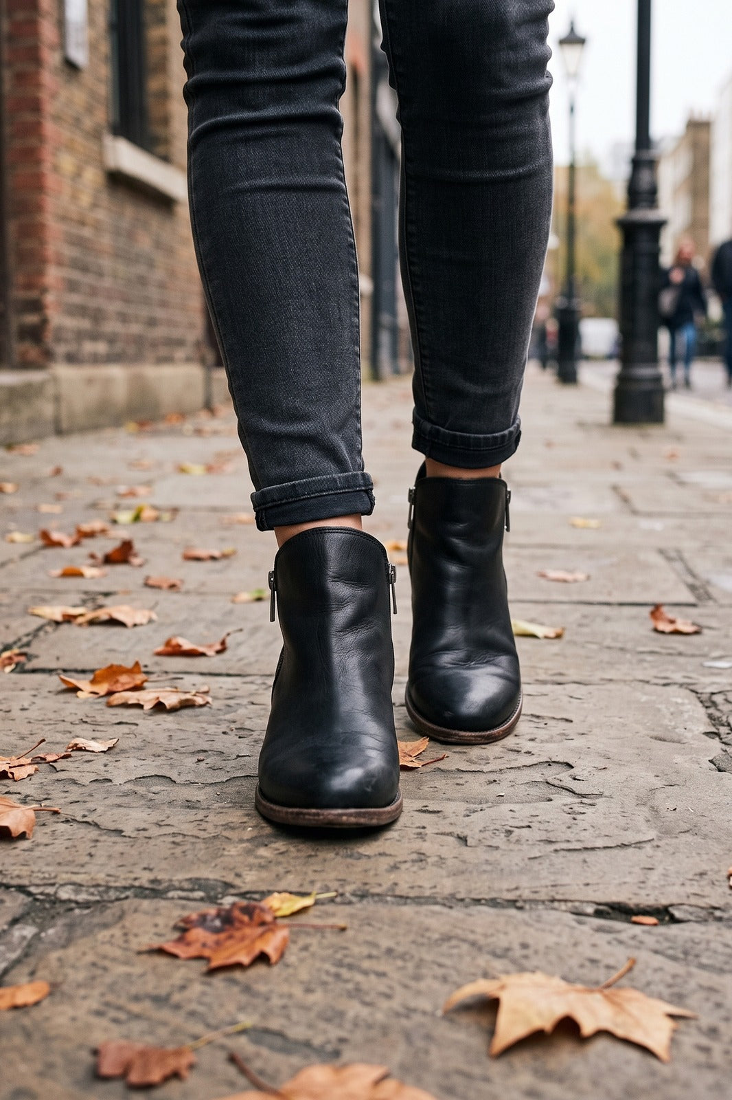 Damen Ankle Boots | Blockabsatz — Schwarz — shoe_worn — am Modell