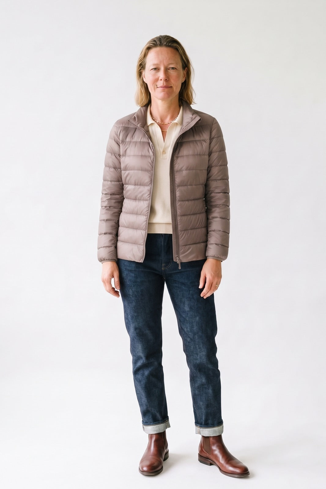 Damen Steppjacke | Schmale Passform — Taupe — Vorderansicht — am Modell