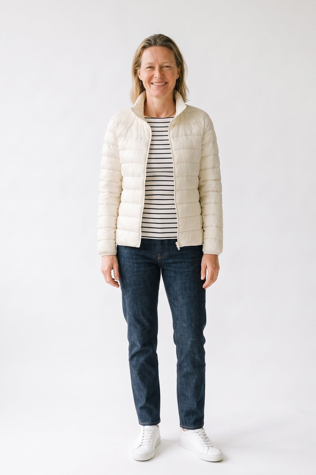 Damen Steppjacke | Schmale Passform — Weiß — Vorderansicht — am Modell