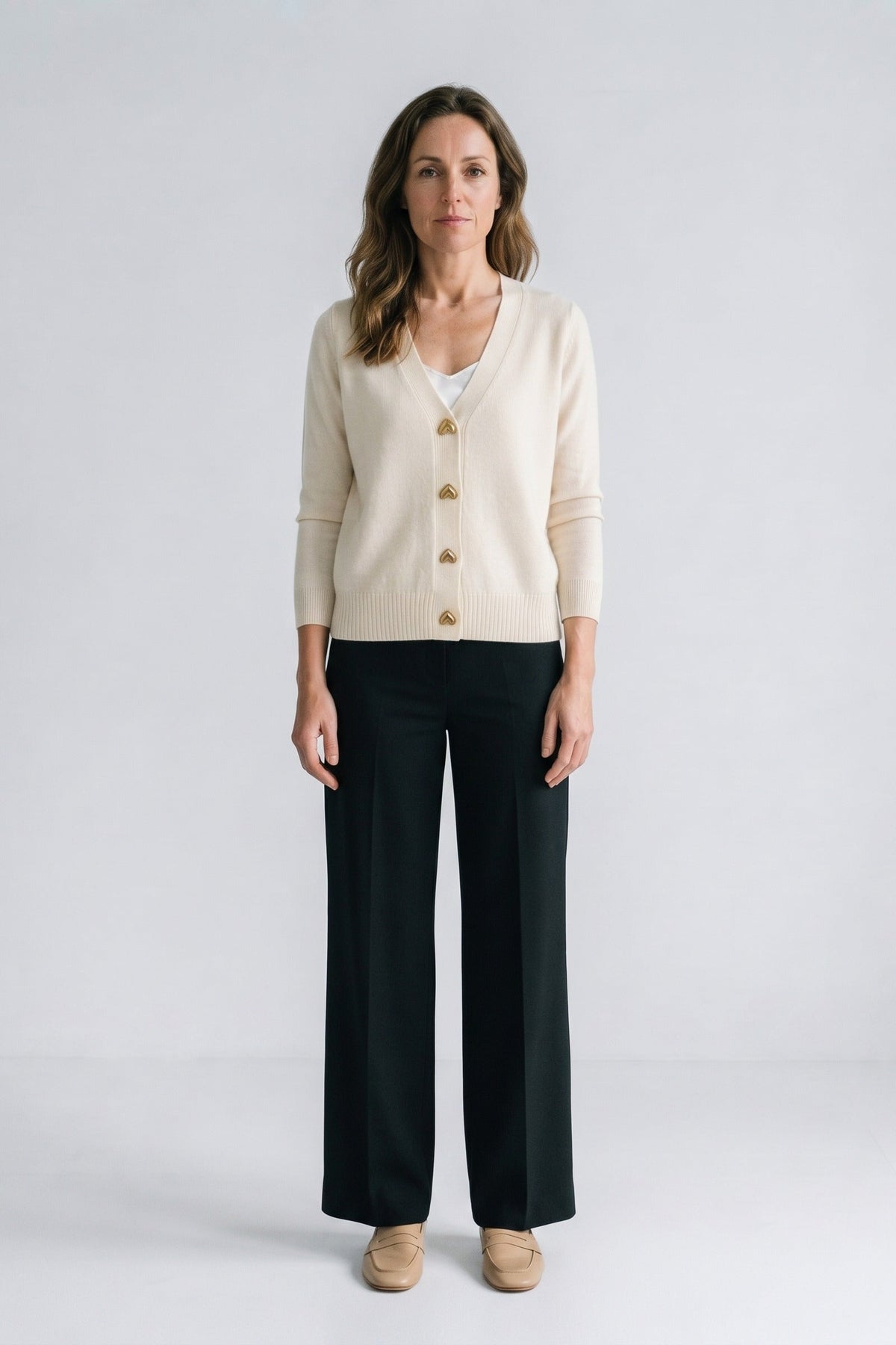 Damen Strickjacke mit V-Ausschnitt und herzförmigen Zierknöpfen – 8