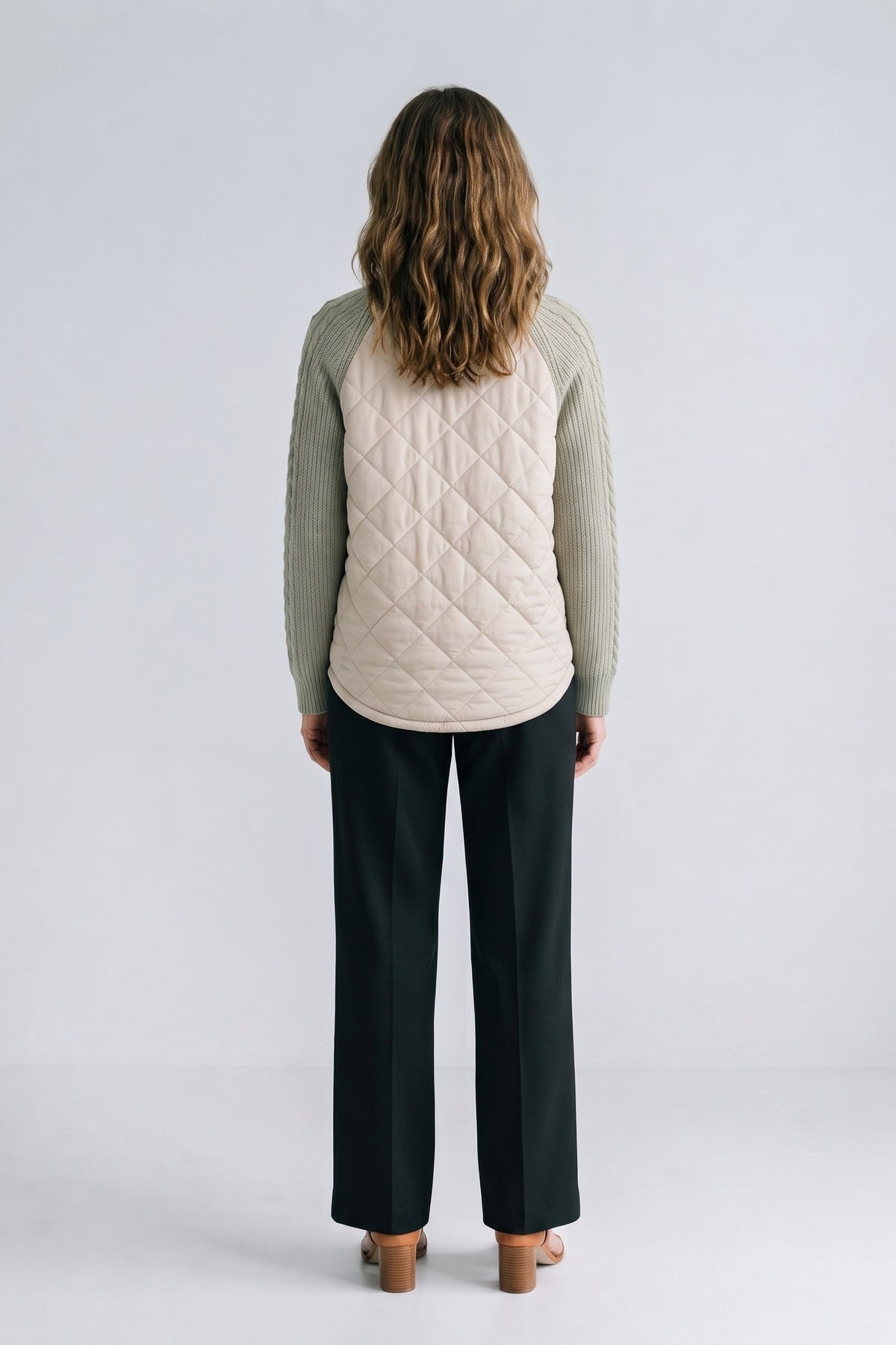 Damen Steppjacke mit Stehkragen und Zopfstrick-Ärmeln in Rautensteppung – 4